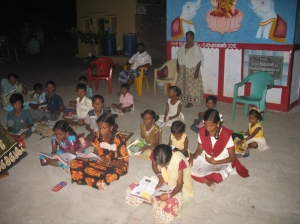 Die Arunthatiya-Kinder bei der Nachhilfe vor einem kleinen Tempel.